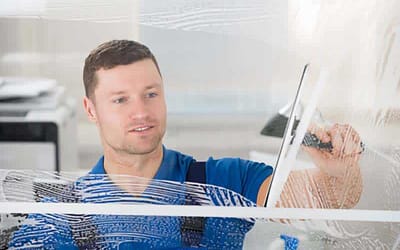 7 astuces pour laver vos vitres sans effort et sans traces