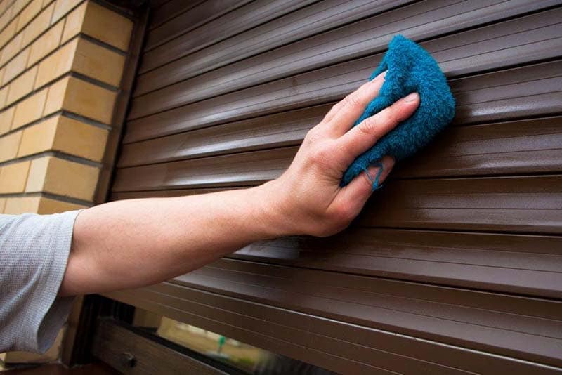 Les Astuces D’un Expert Pour Nettoyer Des Volets Roulants En Hauteur