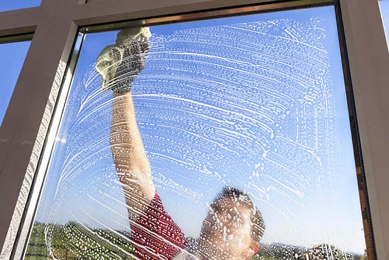 Comment nettoyer efficacement les portes et les baies vitrées ?