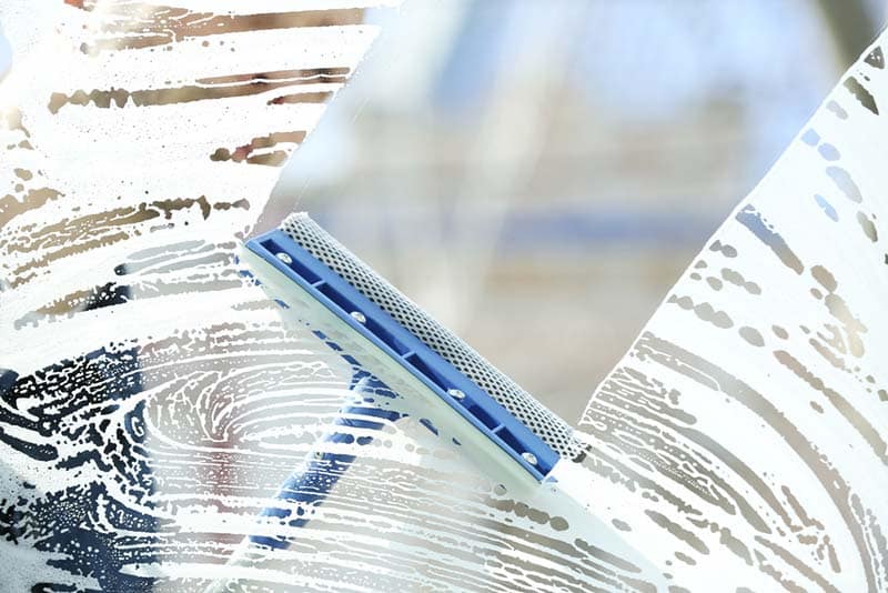 Une Méthode Simple Pour Nettoyer Les Vitres De Douche Naturellement