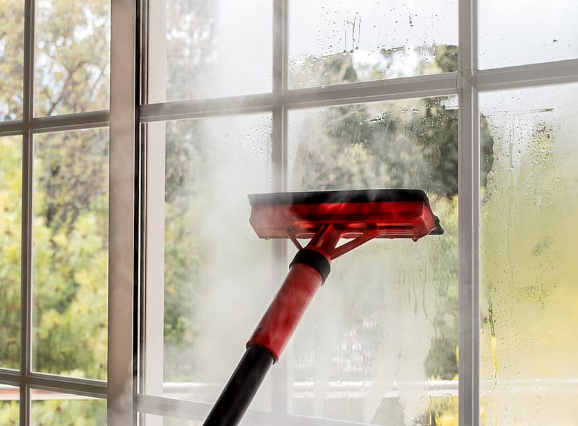 nettoyer les vitres avec du materiel professionnel